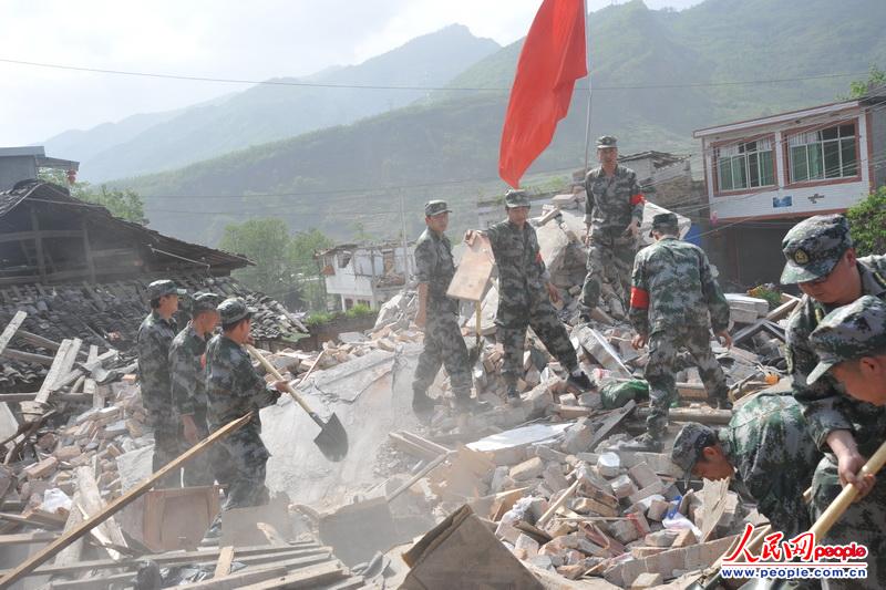 高清:四川雅安某预备役团在一线抗震救灾(组图)