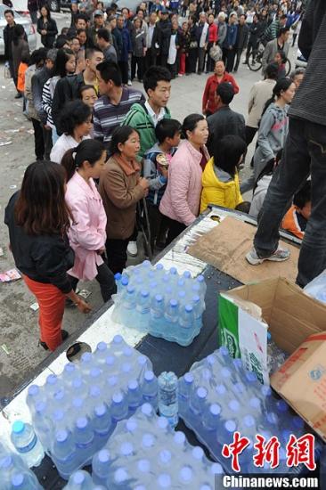 4月21日，四川雅安芦山县城，民众有秩序地排队领取救援物资。中新社发 张浪 摄