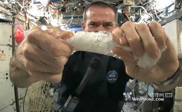 非常有趣 宇航员现场演示太空拧湿毛.(图)