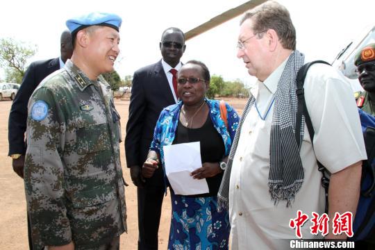联合国负责维和行动的助理秘书长蒂托夫（右四）视察由中国维和部队建设完成的南苏丹首个DDR过渡培训中心时向教员们了解培训情况。　王勇超　摄