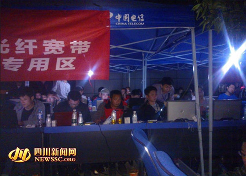 芦山地震灾区的记者们昼夜鏖战。