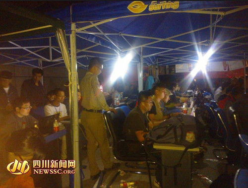 芦山地震灾区的记者们昼夜鏖战。