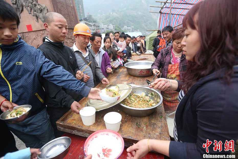 记者直击宝兴县地震现场(高清组图)