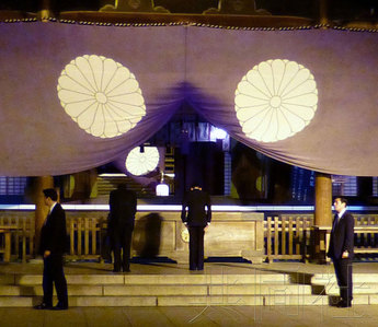 4月21日晚，日本副首相兼财务相麻生太郎（中央右）参拜了靖国神社。摄于当晚7点半左右。