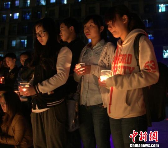 中国矿业大学800余名学子手持蜡烛祈福雅安(图