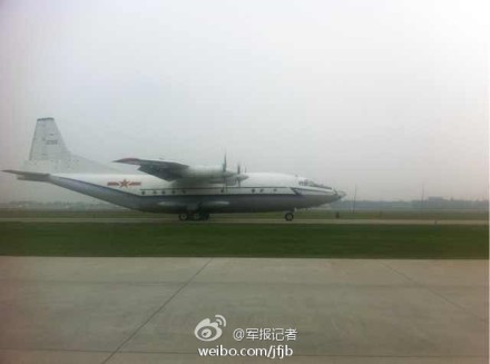 成空运输航空兵某师一架中程运输机和一架直升机相继在邛崃机场起飞升