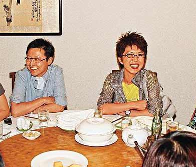 女星关菊英哭别亡母亿万富婆女友牵手呵护图