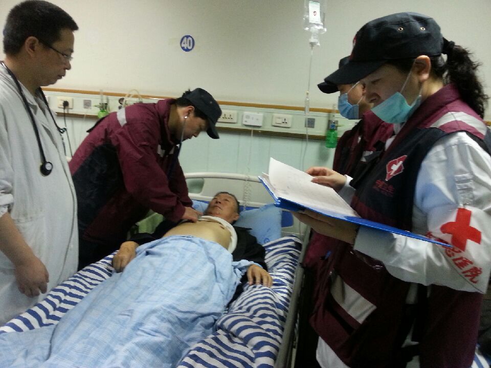 专家刘惠亮在雅安成功完成首例心脏介入手术(