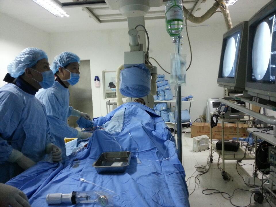 专家刘惠亮在雅安成功完成首例心脏介入手术(
