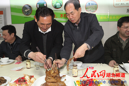 湖北省农业厅厅长戴贵洲（右）和中国工程院士陈焕春（左)