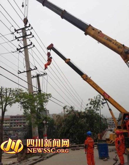 魏纯安冒着余震的危险紧急抢修芦山县受损的线路