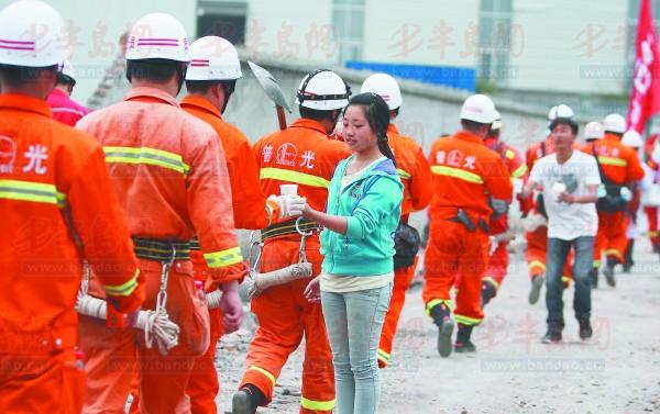 雅安市芦山县人口_医务救援人员在芦山县灾民安置点为灾民输液-雅安北京与你(2)