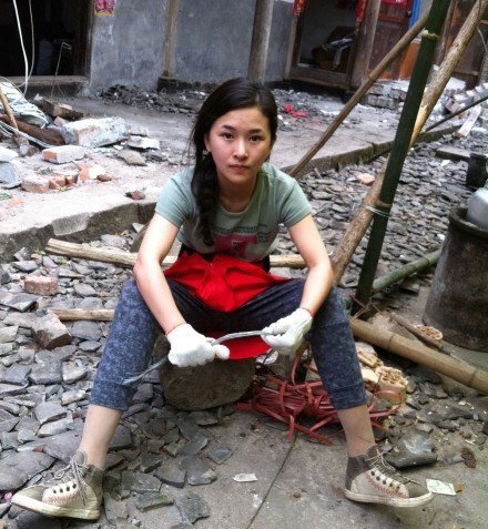 廖智在芦山地震灾区现场 图片来自微博