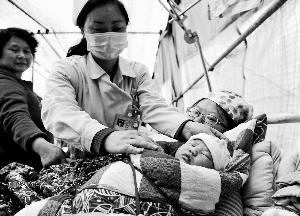 21日下午6时43分，张静在宝兴县人民医院诞下震后首名新生儿，取名“缘缘”。地震之后，宝兴、雅安的“帐篷手术室”中，多个新生命来到世间。新华社发