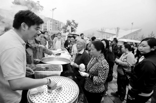 雅安市各县人口_...援人员在四川省雅安市芦山县地震重灾区龙门乡为受灾居民(3)