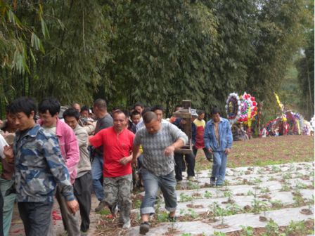 几百人的送葬队伍,将山路拉长