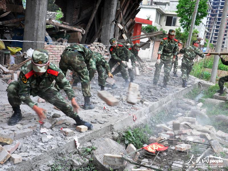 4月22日,武警四川省总队第一支队抗震救灾官兵帮助灾民开通受阻道路.