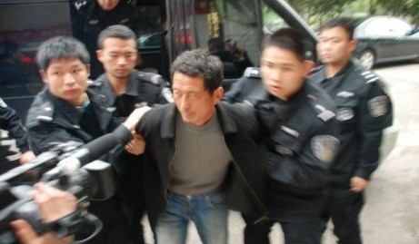嫌犯胡某在长阳县一山村被抓获.来源：三峡晚报
