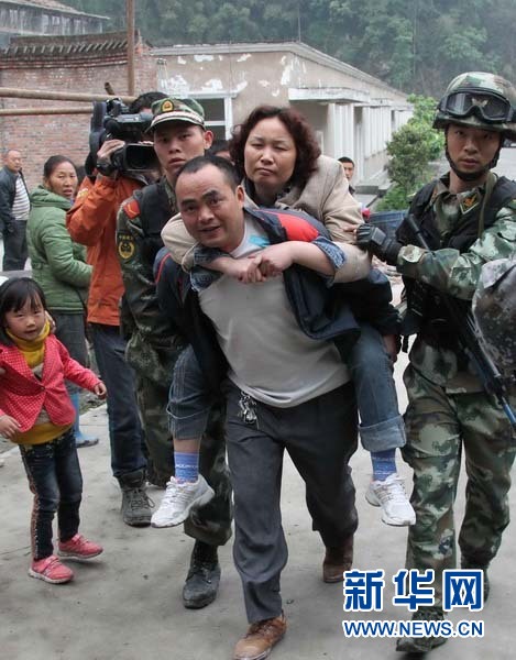 4月22日,一名受灾妇女被送到宝兴县灵关镇受灾