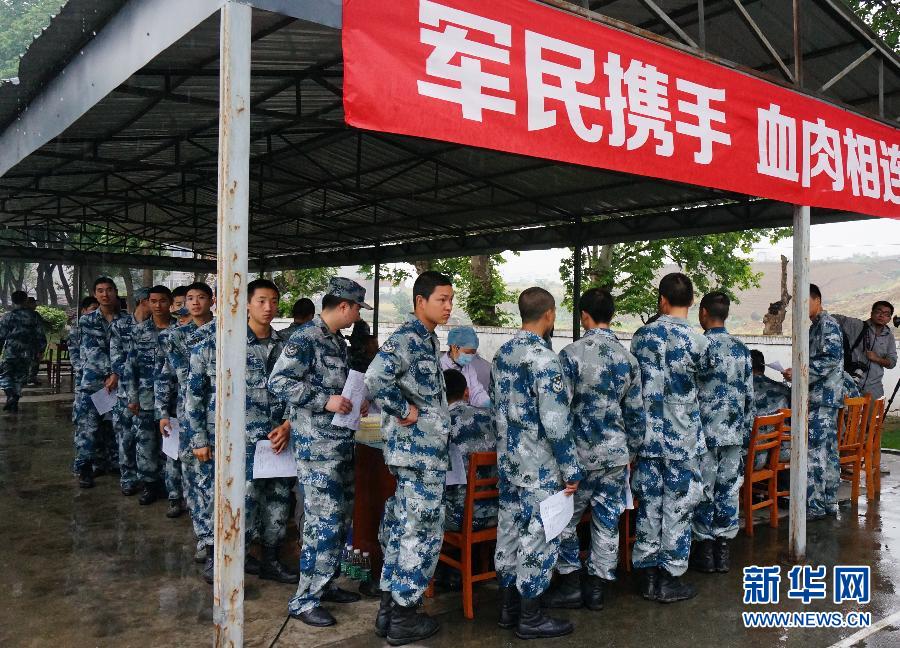 4月23日,在成都凤凰山机场,官兵们排队为灾区献血.