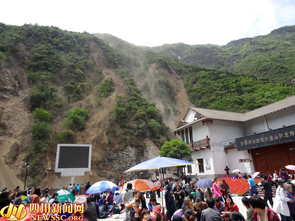 地震发生后,我们都集中到宝兴县县城的红军广场避难,此时余震不断