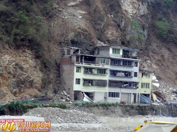 地震发生后,我们都集中到宝兴县县城的红军广场避难,此时余震不断