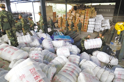 23日，芦山县城，武警官兵搬运物资。新京报记者 浦峰 摄