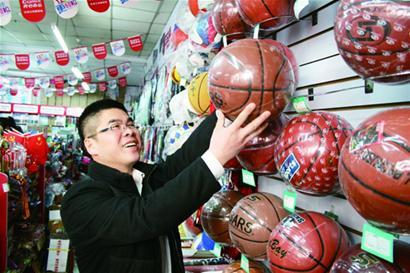 一条是青岛市利津路文具一条街，另一条是江西省进贤县文港镇工业大道，两条街相距数千里，两者有联系的故事更是从没听人讲过，而今天故事的主人公们，则和这两条街有着20多年的不解之缘。
