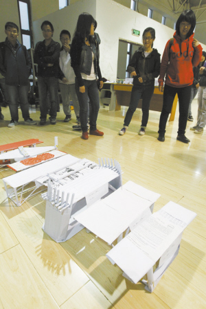 现场制作的纸桥模型,形式各异.