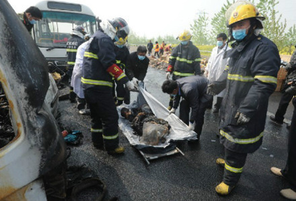 沈海高速江苏盐城段两车相撞致8人死亡[高清](组图)