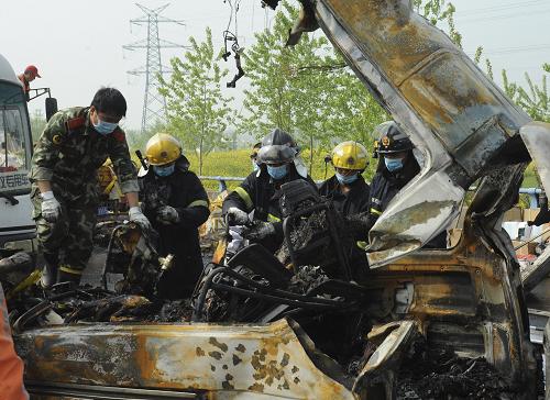 沈海高速江苏盐城段发生追尾事故 致8人死亡(组图)