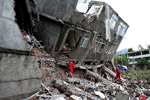 (芦山地震)(2)直击地震救援队排查危楼