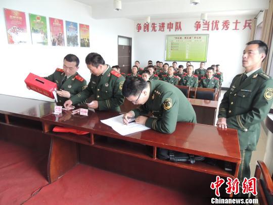 山西祁县武警中队为芦山地震受灾战士捐款(图）