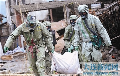 地震灾区的防化部队(图)