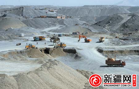 昨日,在甘河子水源地附近一家沙场,多台大型机械正在采沙.