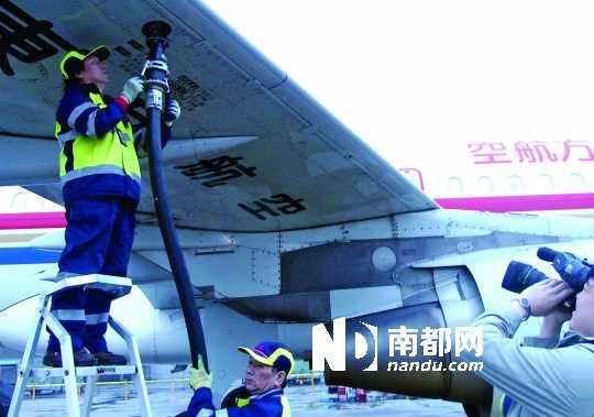 4月24日，工作人员正在向准备进行验证试飞的飞机加注生物航空燃油。 新华社发