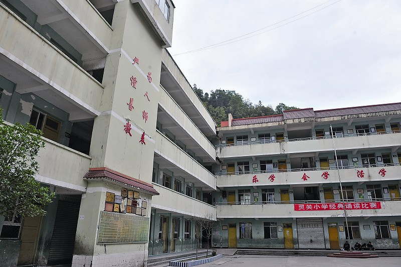 【组图】灵关镇学校新建校舍损毁严重(组图)