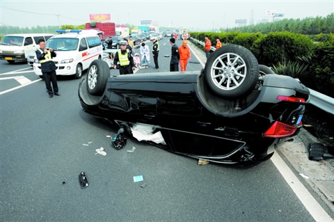 京沪高速q5翻车驾驶员摔出身亡(图)