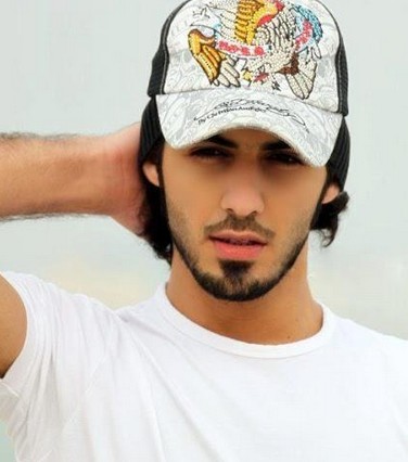 经查证,该男子为迪拜本地人,名叫omar borkan al gala,是模特和摄影师
