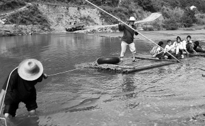 年龄大一些的孩子，蹲竹排过河