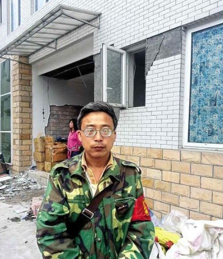 被免副乡长杨成毅成灾区首位免职干部，接受记者采访时称：“服从组织决定，大难当前官位不要紧”