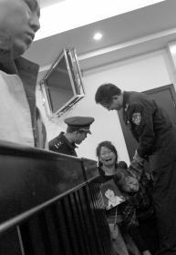 4月25日，浏阳，叶江年故意杀人案庭审现场，家属抱着死者遗像痛哭。遗像中的宋会文留着短发，面带微笑。图/记者刘有志