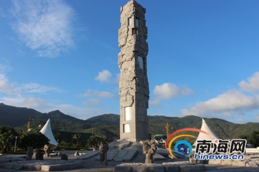 亚龙湾中心广场图腾柱(南海网记者马伟元摄)