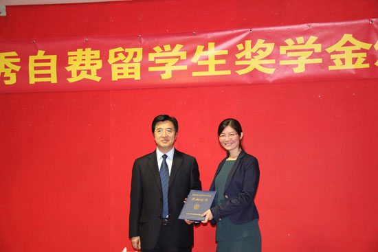 图为教育部常务副部长杜玉波亲自为获奖者颁奖。人民网记者 孙天仁 摄