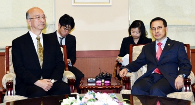 25日,韩外交部次官金奎铉(右)召见日驻韩大使(左).
