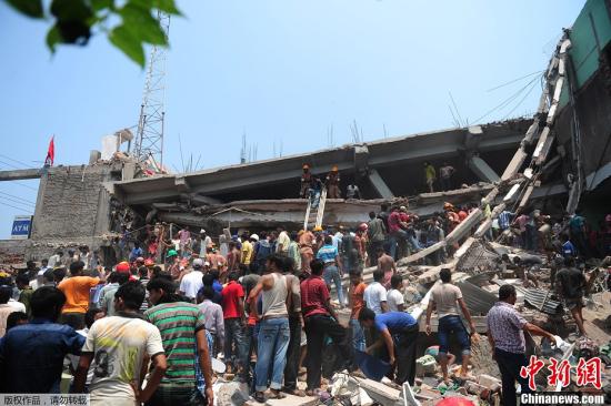 孟加拉国楼塌事故引抗议 警方用催泪瓦斯驱散