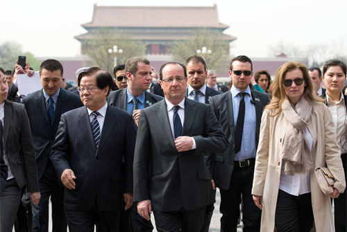 4月26日上午，法国总统奥朗德与女友瓦莱丽·特里埃维勒一行在北京参观故宫博物院。