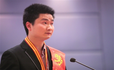 区劳模,萧山区人民法院立案庭庭长施飞(中)正组织同事进行集 体