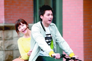 李多海(左)与李易峰、郑元畅主演的《爱的蜜方