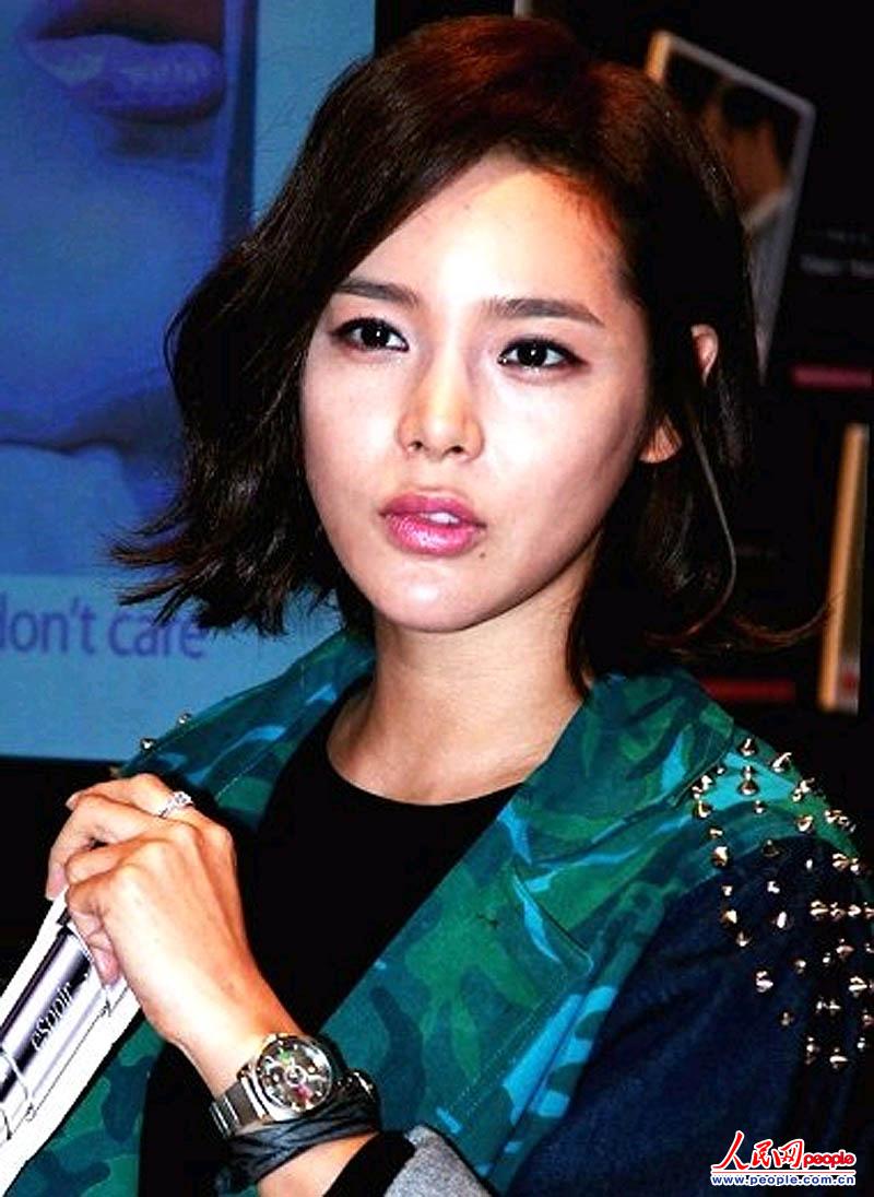近日，20位2013年度韩国小姐选美图片在社交网站Reddit上疯传，众佳丽们看起来就像同一张脸。这组照片已经引起了超过3000名网友对韩国整容业的吐槽。图片来源：环球网